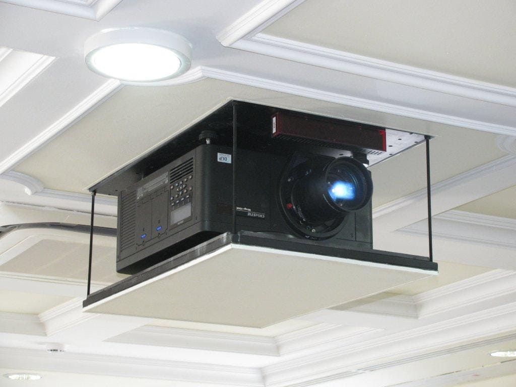 Проектор Christie Digital в потолочном лифте